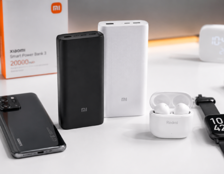 Baterías externas Xiaomi de 10000 mAh y 20000 mAh junto a smartphone Xiaomi, auriculares Redmi Buds y smartwatch Xiaomi.